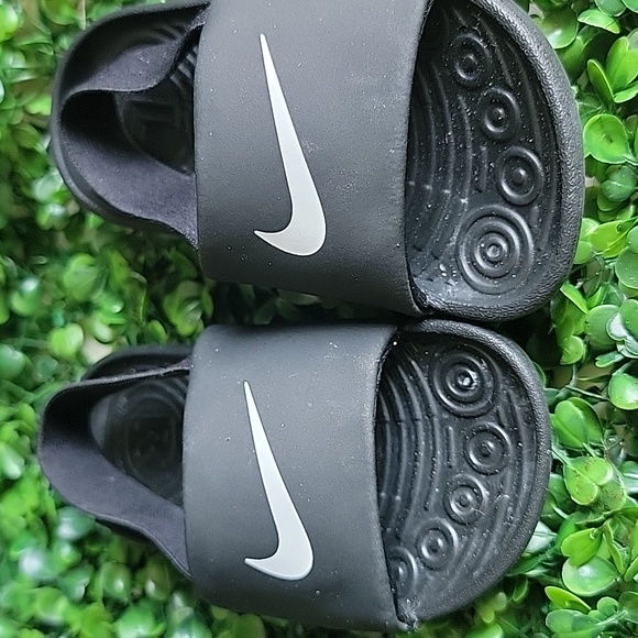 Nike Kids Black Slide Sandals - Picture 3 of 5